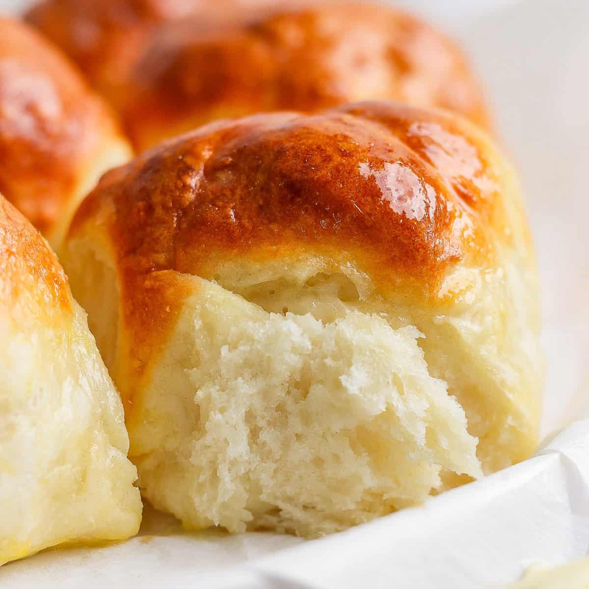 Minute High-Protein Air Fryer Dinner Rolls with Greek Yogurt